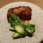 六雁 - 六雁(牛カツ、茹でたてアスパラ塩麹和え)