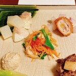 Nihon Ryouri Yuen - 無農薬野菜と新鮮な馬肉、鶏肉、豚肉、魚を使った贅沢なプレートの一例