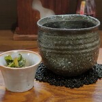 桶家乃隠居 - 大根の葉のアテと兼八のロック