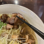 麺らいけん - 角切り炙りチャーシュー♪ 香ばしくて美味い(๑˃̵ᴗ˂̵)