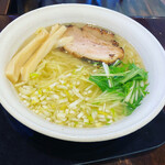 麺らいけん - 妻は「煮ちゃーしゅー麺」中盛です。トロトロのチャーシューがとても美味しい一杯です☆