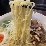 麺らいけん - 加水率が高めの縮れ麺です。ツルっとした食感が塩スープに本当にあう♪