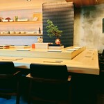 Sushi To Sake Nakaniwa - 落ち着いた雰囲気の広めのカウンター　全１０席