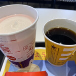 Makudonarudo - ストロベリーシェイクとホットコーヒー