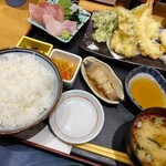魚菜屋 - お刺身と天ぷらの定食、ランチタイムで1300円。天ぷらには穴子までありました