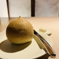 NIM - ③ 荏胡麻を練り込んだパン、焦がしバター