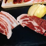 Yakiniku Shokudou Riki Tarou - ３皿目　豚バラ・ステーキ・玉ネギ