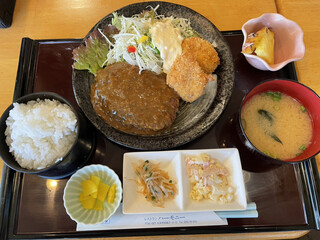 ハーモニー - カレーハンバーグ&カニコロ定食¥1,280