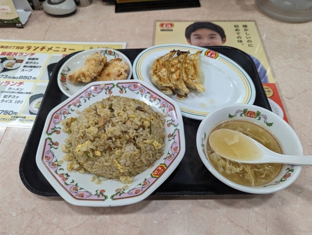珍しい王将 焼餃子240円と赤ワイン180円で500ベロ呑みができる餃子の王将