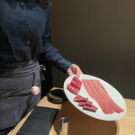 個室焼肉 銀座きたお - 店員さんが焼いてくれます