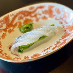 Kodaiji Wakuden - ②細魚
                        ～見た目も味わいも上品な細魚は大好き磯魚♫
                        細魚に巻かれた鮮やかな新緑のウルイと対極を成すホワイトアスパラガスの色合いが美し～い。木の芽味噌と頂く味わいの感性だけでなく京料理らしく色彩感覚も。
