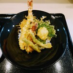 Soumi Kappou Tenpura Amane - 令和5年4月 ランチタイム
                      相盛り天丼 1000円
                      海老1本、鰻1本、かき揚げ、野菜2種、お吸い物、漬けもの