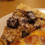 シェーキーズ - チョコがのったピザ。夫&子供に「おいしいから食べてみてご！」とすすめたら不評だった