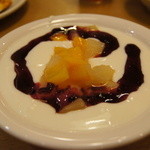 シェーキーズ - ヨーグルトにブルーベリーソース