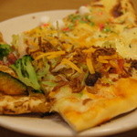 シェーキーズ - 手前のピザは期間限定品