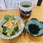Sushi Tajima - ランチに付属するサラダと小鉢（ひじき煮）とお茶