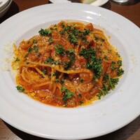 トラットリア イル レガーロ - ベーコンと新玉ねぎのアマトリチャーナ風スパゲッティ(トマト味) 