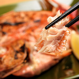 Enjoy special dishes made with the high-quality fish “Kinmedai” prepared in a variety of ways.