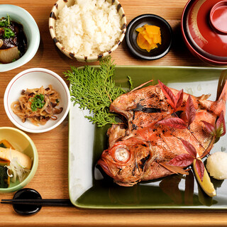 Enjoy a luxurious meal with a ``personal set meal'' where you can choose over 10 types of fish and Small dish.