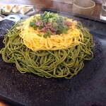 瓦そば と 珈琲と シガ食堂 - 瓦そば 特盛　画像では大きさが伝わらないでしょうが、かなり大きい瓦を使用してます