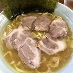 家系ラーメン まこと家 - チャーシュー固め，表面のスープで傾斜の傾き加減が分かります