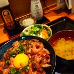 日本酒とワイン ヒカリ - ローストビーフ丼 980円、ご飯大盛り 無料、サラダと味噌汁が付きます