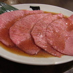 この日のイチオシだったミスジ（１９８０円）。前脚に近い部位の霜降り赤肉のことで、片面３秒じつ焼いてタレで食べます