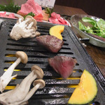 ５品盛りの中の厚切りロース。塩でわさびをつけていただきました