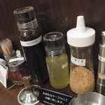 やきにくグレート&ホルモン - テーブルにはタレのほか、ごまもあります。これがうれしい