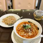 Honkon Yamucha Unkai - ハーフ担々刀削麺とハーフ炒飯セット¥1180