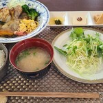 遊食てい 西 - とりカツの野菜餡掛け(税込800円)
①とりカツ(カレー風味)の野菜(玉葱&人参、錦糸玉子とブロッコリー)餡掛け
②野菜サラダ
③筍の旨煮
④冷奴の味噌載せ
⑤お漬け物
⑥白ご飯
⑦お味噌汁