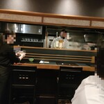 四季彩ダイニング　春 - カウンター席には常連さんと思しき方たち