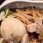 ケンチャンラーメン - 煮卵くんと細切りメンマ