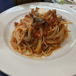 トラットリア・イタリア - ベーコンとしめじのトマトソーススパゲッティ