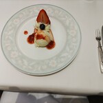 みかわや - デザート。ケーキとババロアのようなスイーツととアイスクリームで構成されていて、とても美味しかったです。