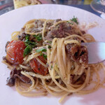 トラットリア プルチネッラ - スパゲティのアップ、、生のホタルイカがたっぷり、このミニトマトがすごくいいアシストしていました！