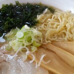 中華そば 七郎 - 細縮れ麺