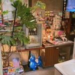 トラットリア プルチネッラ - 一見、ガラクタのようですが思い出の詰まった宝物でしようね、、
      左下にチラッと写っているのは、僕の中でのベストアルバム、Duran DuranのRio