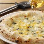 4 types of cheese PIZZ Quattro Formaggi