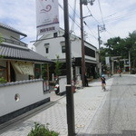 たかやす - 右手に図書館、神社の鳥居も見えてます