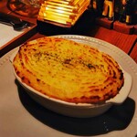VILLAGE BEANS.cafe&bar - SHEPHERD'S PIE シェパーズパイ ¥900.(税込)
ミートソースにマッシュドポテトをのせて焼いてます。パンが付きます。