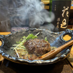 北新地ここの - 猪鹿バーグ100g 陶板焼きで熱々です。