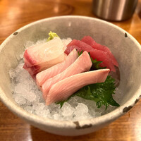 銀平 北新地店 - 刺身はまぐろ、はまち、鯛でどれも鮮度は中々良く、厚みもあります。