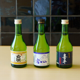 We offer alcoholic beverages that highlight kaiseki cuisine, mainly Japanese sake.