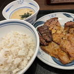 ねぎし - 麦飯（お代わり自由）、とろろ、タンと豚肉の定食1200円