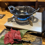 北新地ここの - ダチョウの陶板焼き　生でも食べられるので、焼きは数秒でOK