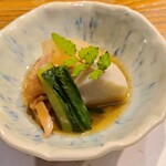 食遊亭 AOI - お通し(税別300円)
            ①焚き合わせ(里芋、広島菜？、大根、烏賊)、山椒の木の芽載せ
            ちょっぴり濃いめの味付け、もう少し薄味の方が好みです。