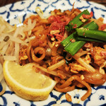 タイ料理 新宿ランブータン - もちもちの生麺パッタイ