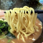 麺家 紫極 - 酒井製麺の武蔵家仕様の中太麺。