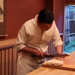 緒方 - 眼光鋭くさえずりを切る緒方大将
      絵になりますね♪